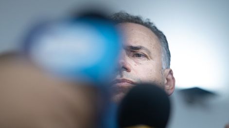 Yamandú Orsi durante la conferencia de prensa en la sede del Frente Amplio. Foto: Pablo Vignali, adhocFOTOS