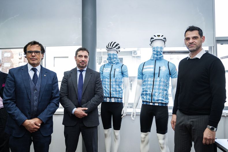 Presidente de la Asociación Española Fernando García, gerente de la Asociación Española Alfredo Torres y Claudio Nicolais de la Dirección de Tránsito de Canelones junto al kit para el Gran Fondo Asociación Española 2024