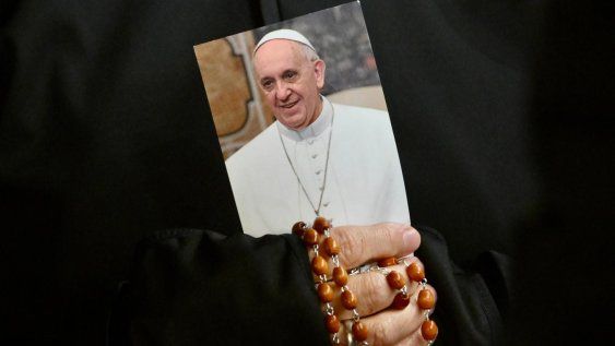 Rezo del rosario por el Papa Francisco en la Plaza de San Pedro. Rezo del rosario por el Papa Francisco en la Plaza de San Pedro.