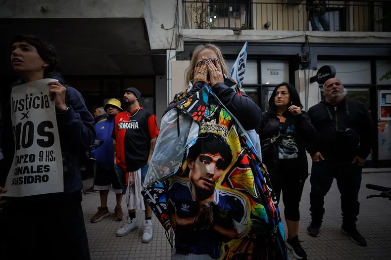 Simpatizantes de Diego Armando Maradona esperan frente a los tribunales de San Isidro.