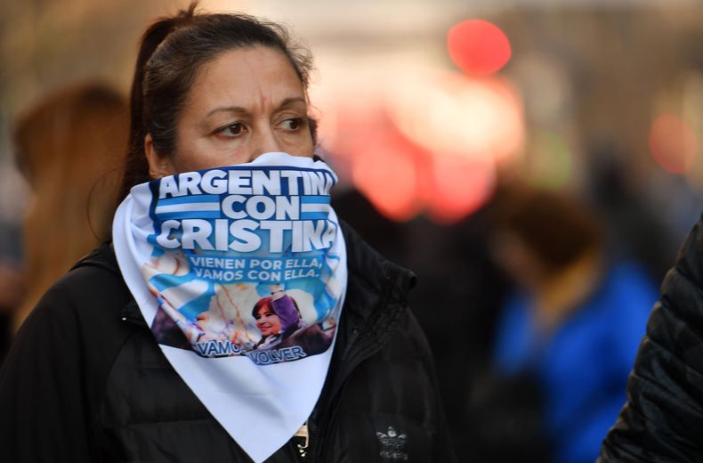 Una simpatizante de la expresidenta argentina Cristina Fernández participa en una manifestación de apoyo en Buenos Aires