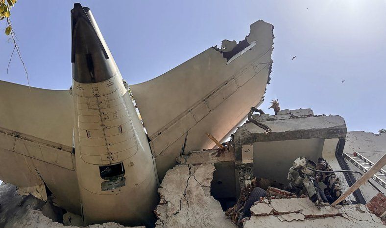 Parte trasera de un avión de Air India tras estrellarse en una zona residencial cerca del aeropuerto de Ahmedabad