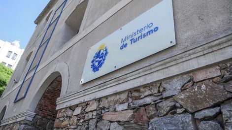 Fachada del Ministerio de Turismo en Montevideo. Foto: Javier Calvelo / adhocFOTOS