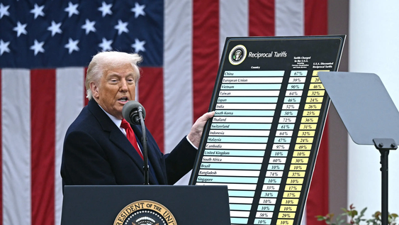 Donald Trump muestra en la Casa Blanca unas tablas con los nuevos aranceles que cobra Estados Unidos. Donald Trump muestra en la Casa Blanca unas tablas con los nuevos aranceles que cobra Estados Unidos.