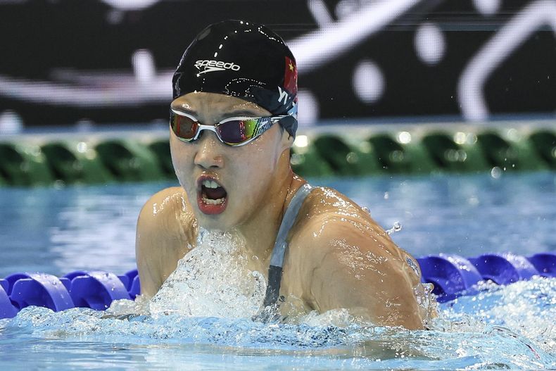 La china Zidi Yu compite en la final de los 200m femeninos Individual Medley en los Campeonatos del Mundo de Natación 2025 en Singapur