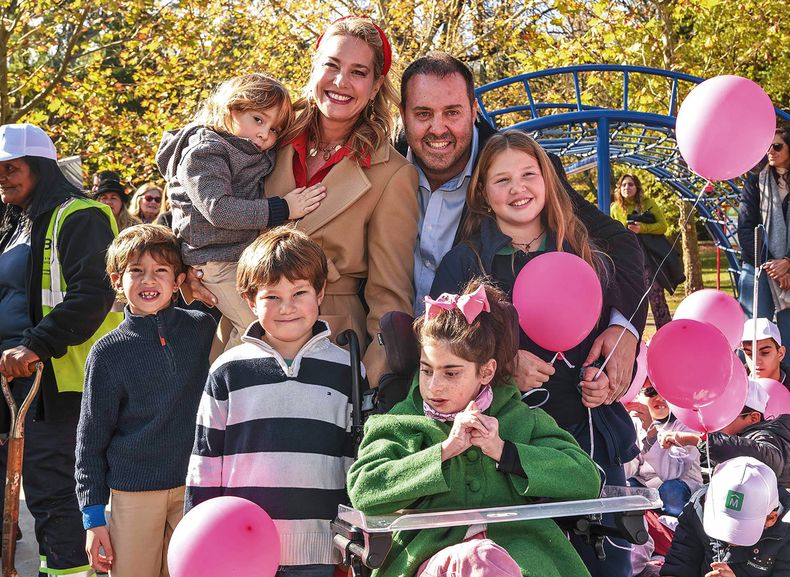 Nadia Dib y Fabián Kopel con Juan, Dominique, Mateo, Pedro y Jazmín