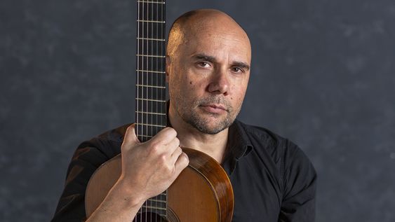 nuevas canciones con la voz y guitarra de diego presa en el teatro solis