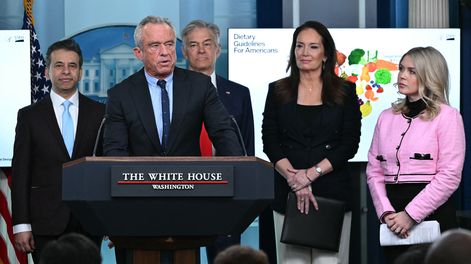 El secretario de Salud y Servicios Humanos, Robert F. Kennedy Jr., habla durante la sesión informativa diaria en la Sala Brady de la Casa Blanca en Washington, D. C., el 7 de enero de 2026. También aparecen en la imagen, de izq. a der., el comisionado de la FDA, Marty Makary; el administrador de Medicare y Medicaid, Mehmet Oz; la secretaria de Agricultura, Brooke Rollins; y la secretaria de prensa de la Casa Blanca, Karoline Leavitt.