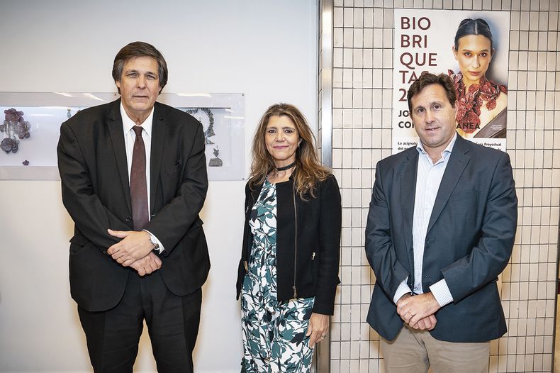 El secretario general del BCU Jorge Christy y el presidente del banco Diego Labat rodean a Ángela Rubino, de la Escuela Universitaria Centro de Diseño