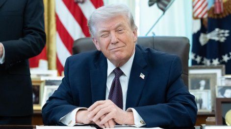 El presidente de Estados Unidos, Donald J. Trump, gesticula durante la firma de una orden ejecutiva en el Despacho Oval de la Casa Blanca, el 31 de marzo de 2026.