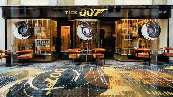 Fachada del bar 007&nbsp;inspirado en el agente británico de ficción James Bond