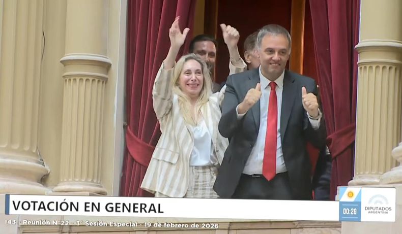 Karina Milei (i) celebra junto al jefe de gabinete Manuel Adorni este viernes, tras la aprobación de la reforma laboral en Buenos Aires.