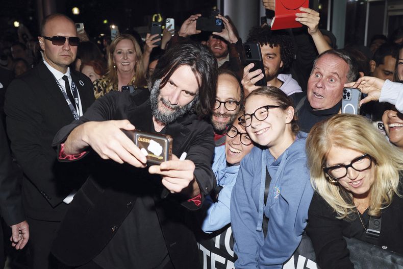 La presencia de Keanu Reeves en la première de Good Fortune causó revuelo entre los fanáticos, con quienes se tomó varias selfies y también firmó varios autógrafos.
