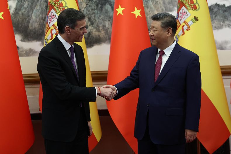 El presidente del gobierno español, Pedro Sánchez (izda), ha mantenido un encuentro en Pekín con el presidente de la República Popular China, Xi Jinping, viernes 11 de abril de 2025
