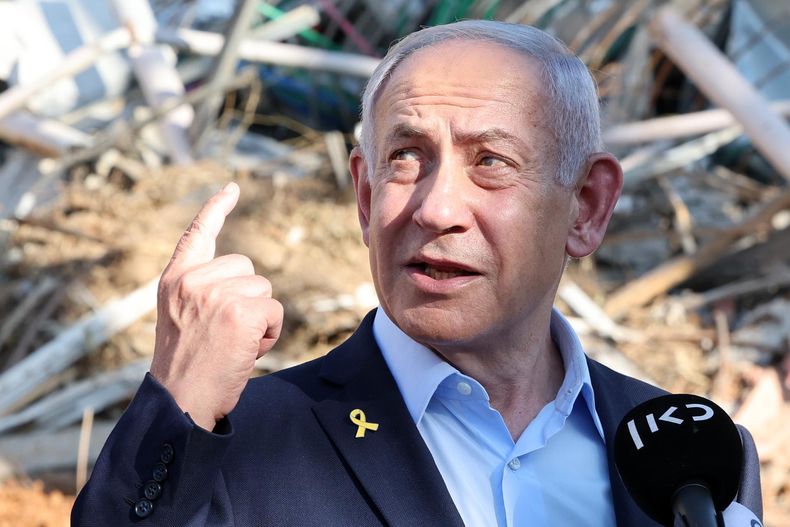 El primer ministro israelí, Benjamín Netanyahu, este lunes durante una visita a la fuerza aérea