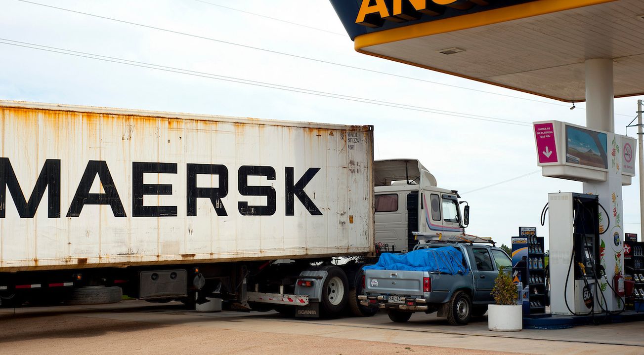 Un camión cargando combustible en una estación de la ruta 1.
