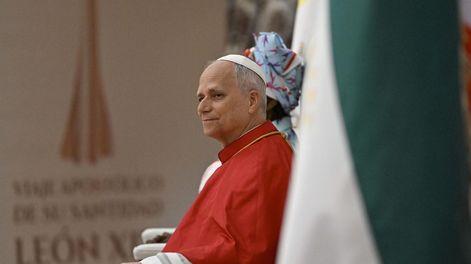 El papa León XIV saludando a la gente a su llegada a una reunión con las autoridades, la sociedad civil y el cuerpo diplomático en Malabo, Guinea Ecuatorial, el 21 de abril de 2026.