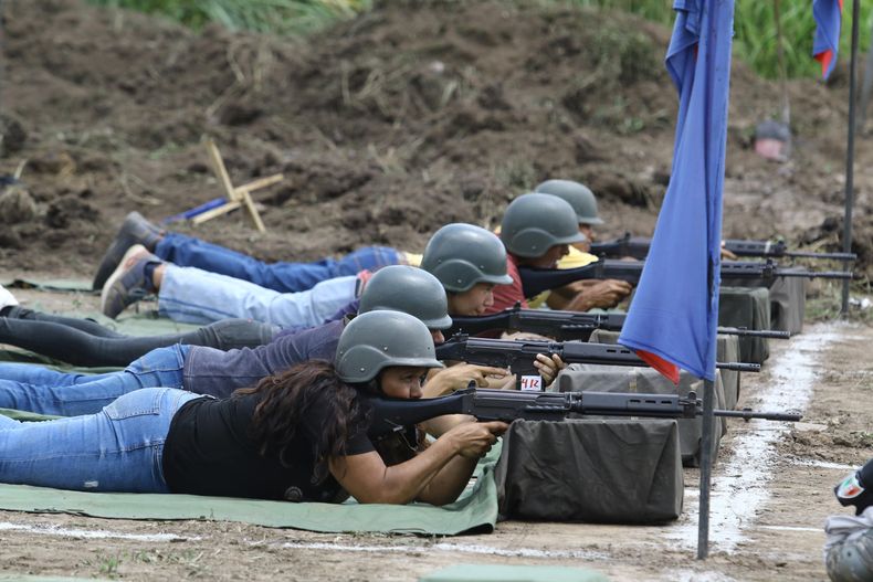 Personas participan en ejercicios militares este sábado, en el Fuerte Paramacay en Valencia (Venezuela).