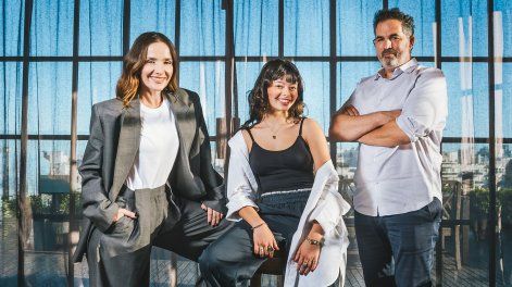 Las actrices Natalia Oreiro y Guillermina Fabbiani, junto al director de Nada entre los dos, Juan Taratuto.