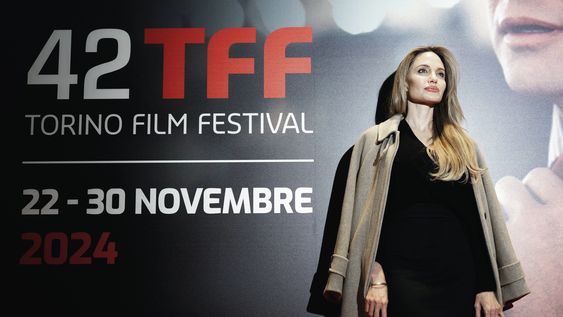 Angelina Jolie presentó en la 42ª edición del certamen italiano de cine su último trabajo como directora, Sin sangre.