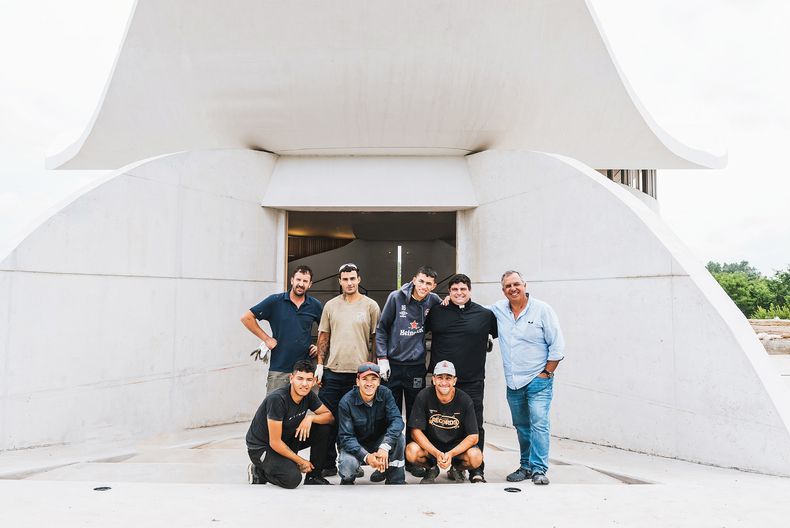 La obra fue posible gracias al apoyo de muchos benefactores, quienes colaboraron con lo que pudieron. Los vecinos del barrio también participan en el proyecto, trabajando en tareas de construcción. 