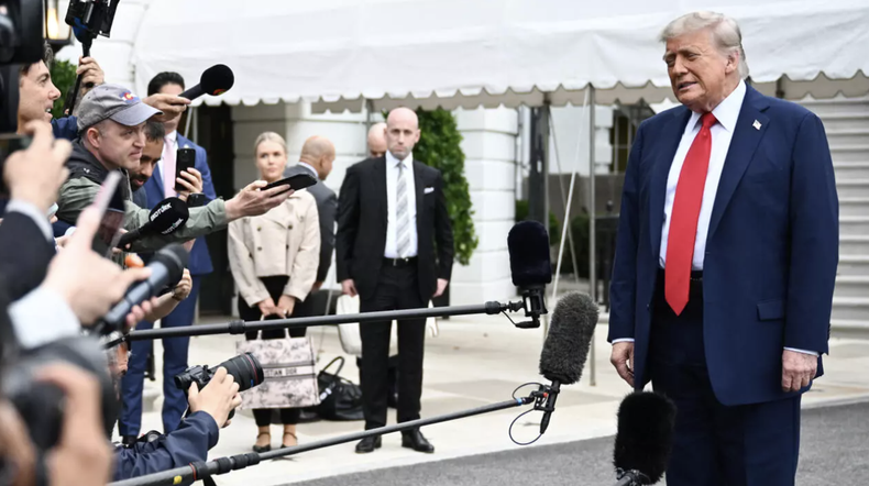 El presidente de Estados Unidos, Donald Trump, habla con periodistas en la Casa Blanca en Washington, DC, el 15 de junio de 2025.