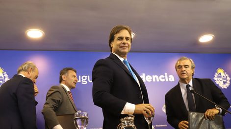 imagen de Lacalle Pou capea el temporal con una impronta personalista mientras manda mensajes de liderazgo a propios y extraños