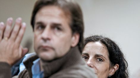 Luis Lacalle Pou y Azucena Arbeleche en una conferencia de prensa. Foto: Javier Calvelo / adhocFOTOS