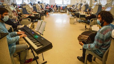 Búsqueda | Hospital Tangó cuenta con 12 miembros, entre cantantes y músicos, y ha realizado shows en más de ocho centros de salud. Foto: Nicolás Garrido / Búsqueda