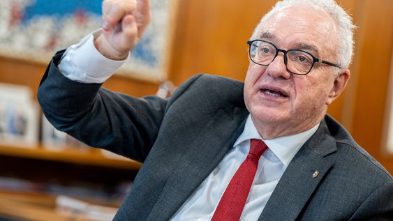 Mario Lubetkin en su despacho del Ministerio de Relaciones Exteriores en Montevideo Mario Lubetkin en su despacho del Ministerio de Relaciones Exteriores en Montevideo