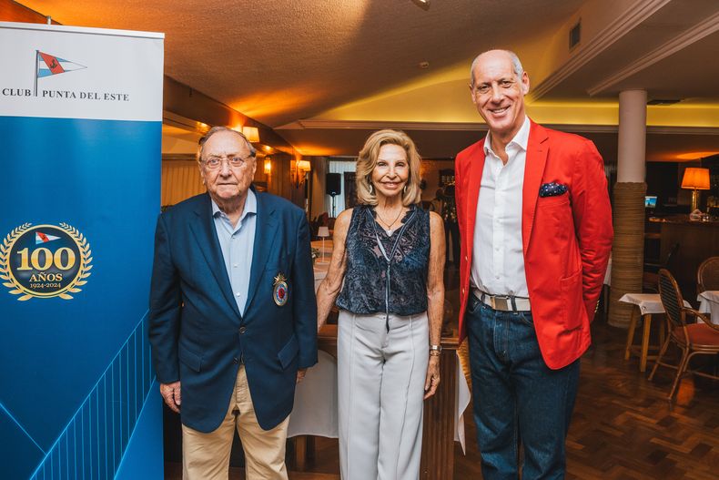 Comodoro del Yacht Club Punta del Este ﻿Juan Etcheverrito, Isabel Simoens y embajador de Italia Fabrizio Petri.