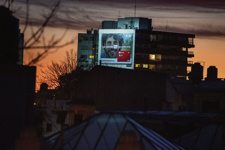 Cartel publicitario del Banco Santander en un edificio. Foto: Ricardo Antúnez / adhocFOTOS