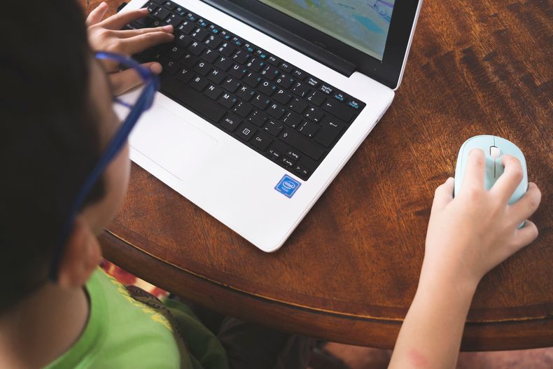 Escolar con notebook de Plan Ceibal