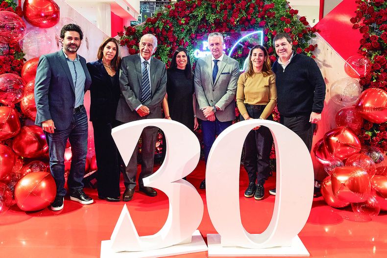 De Punta Carretas Shopping: Paul Sasson, Nathalie Manhard, Alegre Sasson, Inés Marizcurrena, José Ignacio Morales, Valentina Maiorano y Marcelo Albojer