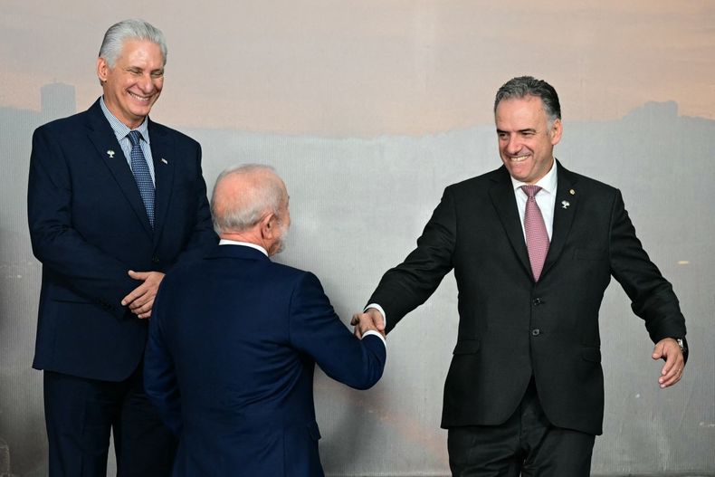En la cumbre de los BRICS, el presidente Orsi saluda a su par brasileño ante la mirada del mandatario cubano, Miguel Díaz-Canel&nbsp;