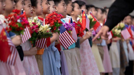 Niños ensayan con flores y banderas para la ceremonia de bienvenida al presidente estadounidense Donald Trump en el Gran Salón del Pueblo en Pekín, el 14 de mayo de 2026. Niños ensayan con flores y banderas para la ceremonia de bienvenida al presidente estadounidense Donald Trump en el Gran Salón del Pueblo en Pekín, el 14 de mayo de 2026.