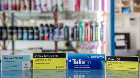 Búsqueda | Medicamentos proerectógenos en una farmacia montevideana. Foto: Mauricio Zina / adhocFOTOS