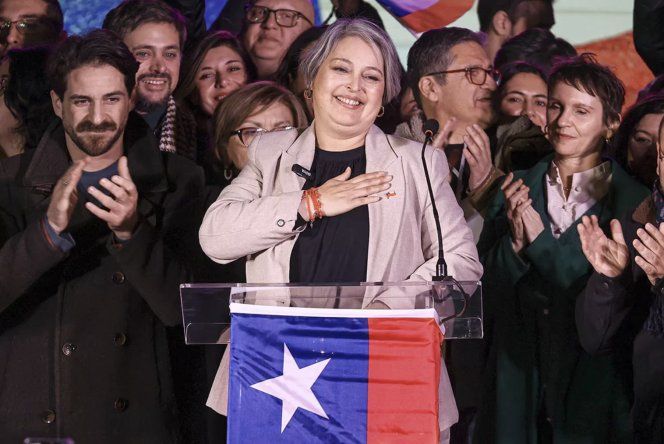 Jeannette Jara celebra su victoria en las primarias presidenciales en Santiago, Chile, el 29 de junio.