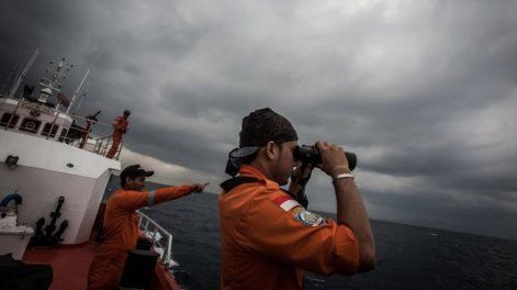 Los equipos de búsqueda y rescate de Indonesia inspeccionan alta mar como parte de la misión de búsqueda.