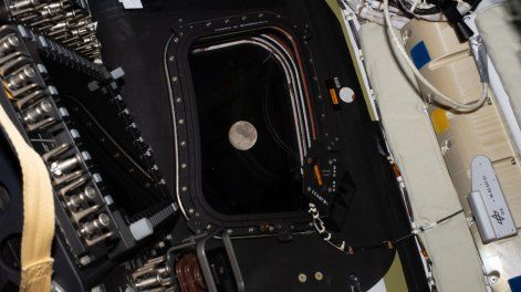 Imagen difundida por la NASA que muestra una vista de la Luna antes del sexto día de vuelo de la misión de Artemis II, que entra en su fase más importante este lunes, cuando los cuatro astronautas verán el lado más oculto de la Luna y superarán la distancia récord de más de 400.000 kilómetros en el espacio profundo desde la Tierra, lo que interrumpirá por un momento su comunicación con la NASA durante unos 40 minutos.