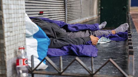 Persona en situación de calle en el Centro de Montevideo. Foto: Mauricio Zina / adhocFOTOS