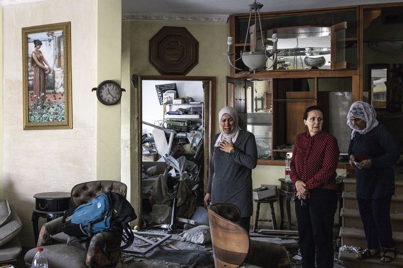 Mujeres reaccionan mientras revisan su casa destruida en la ciudad de Tamra, en el norte de Israel, el 17 de junio de 2025, tras ser alcanzada por un misil lanzado desde Irán el fin de semana