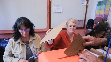 Votación en elecciones presidenciales y parlamentarias de Uruguay en circuito de la escuela nº 159 del barrio Cerro, en Montevideo