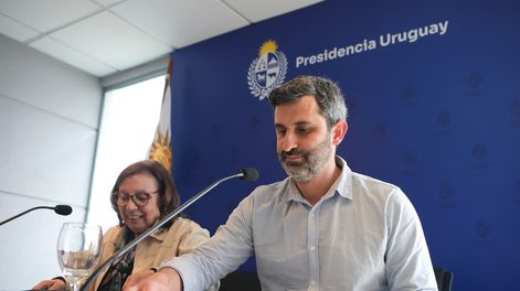 Ana Olivera y Daniel Caggiani tras una reunión de bancada en Suárez y Reyes, en agosto de 2025.