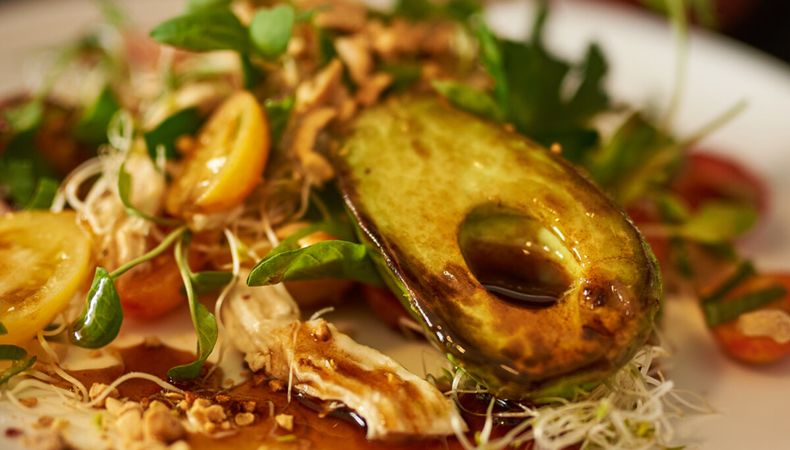imagen de Ensalada de palta grillada, pollo, vinagreta de soja y maní