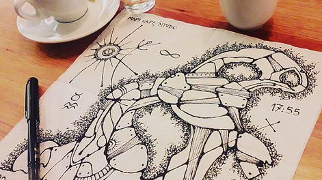 Búsqueda | Durante el café, un dibujo en servilleta. Fotos: Juan Carlos Barreto