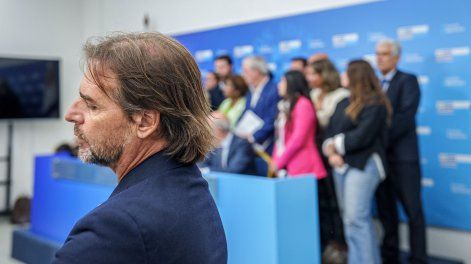 Luis Lacalle Pou tras la reunión del directorio del Partido Nacional para tratar el caso Cardama, en la Casa del Partido Nacional en Montevideo.