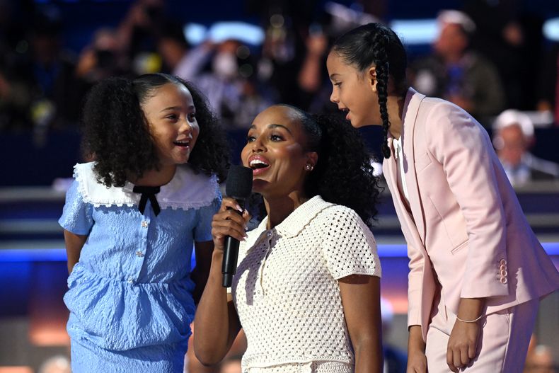 De forma irónica y haciendo referencia directa a Donald Trump, Kerry Washington, junto con las bisnietas de Harris, enseñó a pronunciar “Kamala”