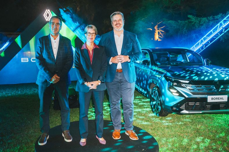 CEO de Grupo Santa Rosa y Car One Omar Daneri, embajadora de Francia Virginie Bioteau y director de Importadores Latam de Renault Marcelo De Carlo.