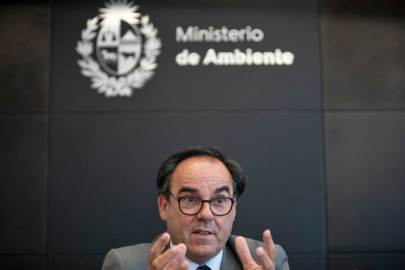 Robert Bouvier en su despacho en el Ministerio de Ambiente. Foto: Mauricio Zina, adhocFOTOS